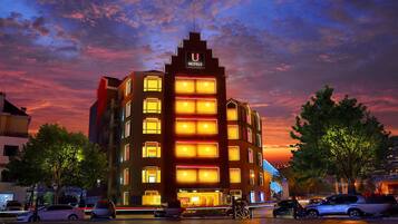 Fachada de la propiedad por la tarde o noche