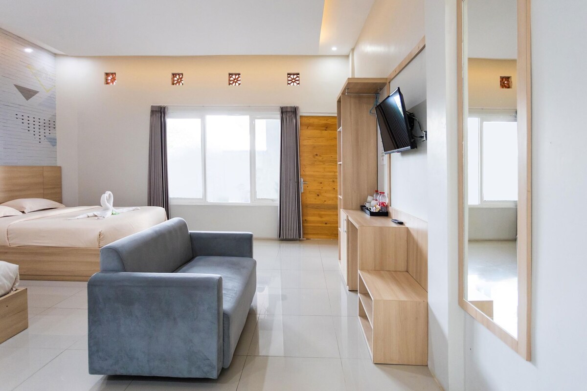 Escritorio, wifi gratis y ropa de cama 