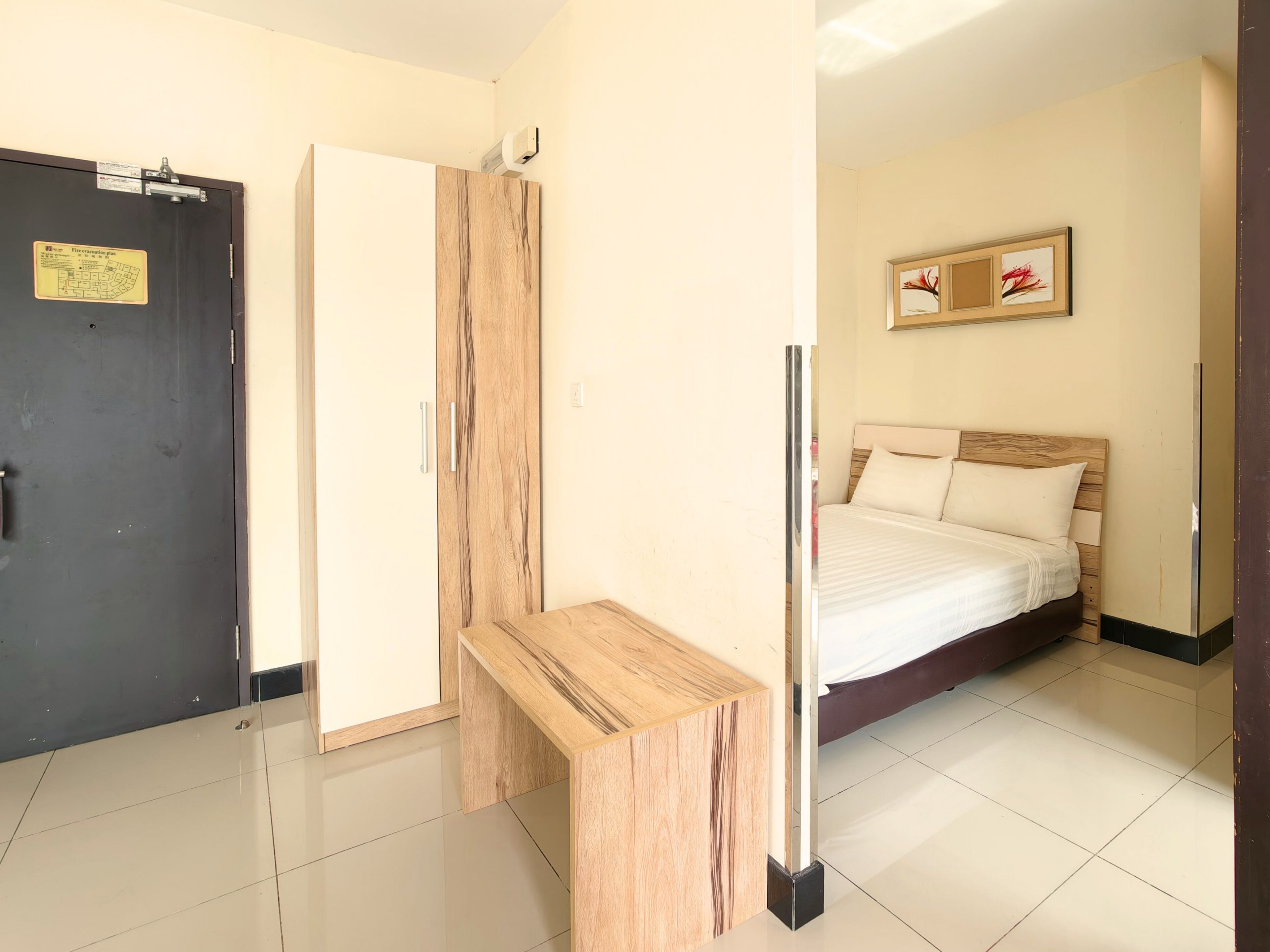 Family Suite (Deluxe) | Premium bedding, desk, iron/ironing board (on request), WiFi (free)