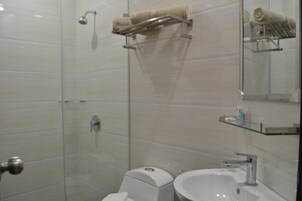 Ducha, artículos de higiene personal gratuitos, secador de pelo y bidé