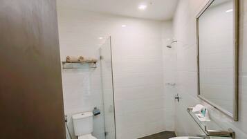 Deluxe Room, 1 King Bed | Bathroom