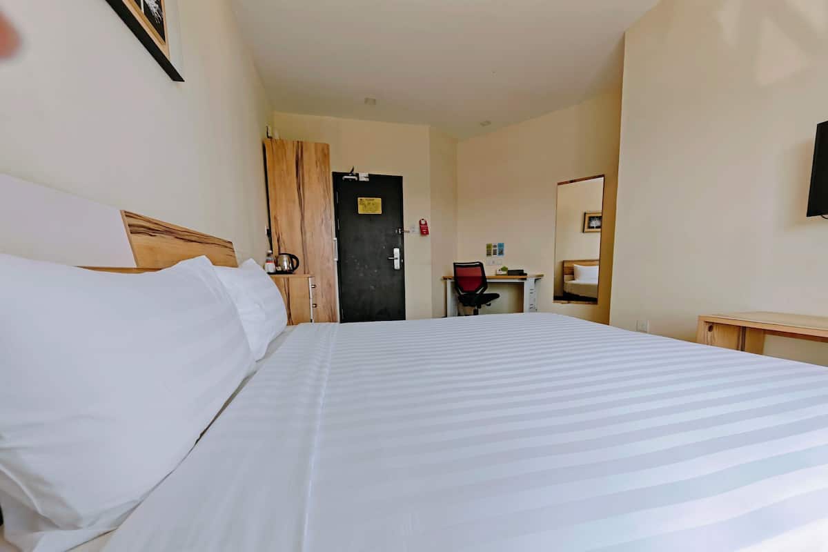 Quarto luxo, 1 cama King | Escrivaninha, ferros/tábuas de passar roupa, Wi-Fi de cortesia