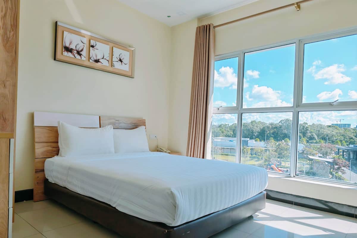 Quarto luxo, 1 cama Queen | Escrivaninha, ferros/tábuas de passar roupa, Wi-Fi de cortesia