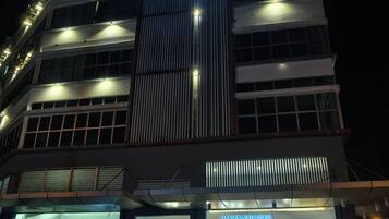 Fachada del alojamiento - Noche