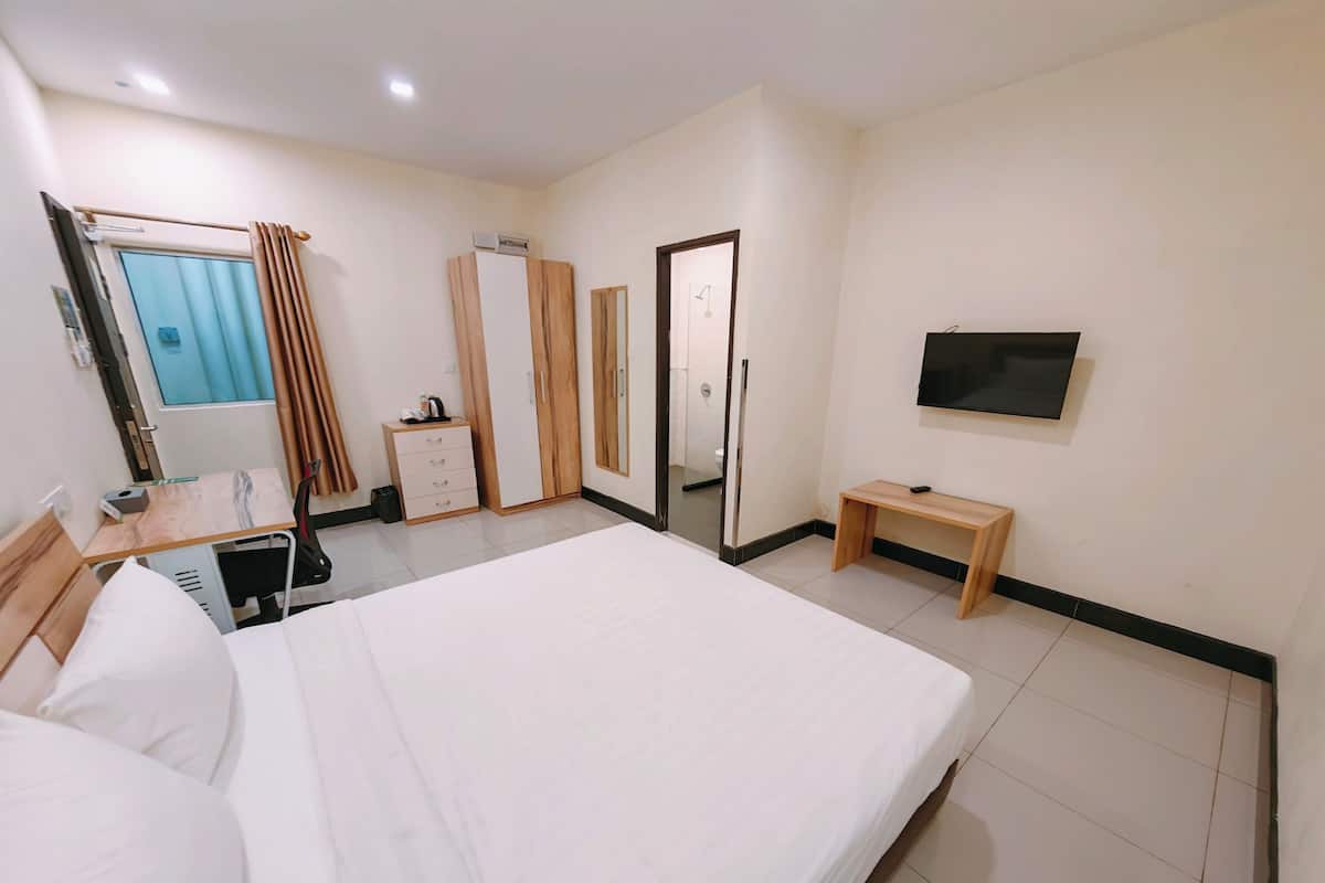 Quarto superior, 1 cama King | Escrivaninha, ferros/tábuas de passar roupa, Wi-Fi de cortesia