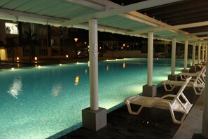 Açık yüzme havuzu