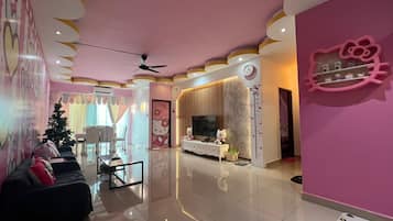 Departamento Prestigio, 3 habitaciones | Área de sala de estar | Smart TV de 50 pulgadas con canales digitales y televisión