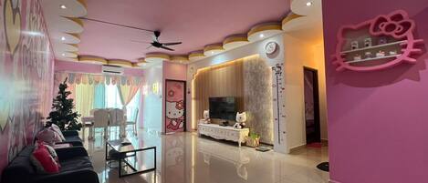 シグネチャー アパートメント 3 ベッドルーム | リビング エリア | 50 インチのスマートテレビ (デジタル放送視聴可)、テレビ