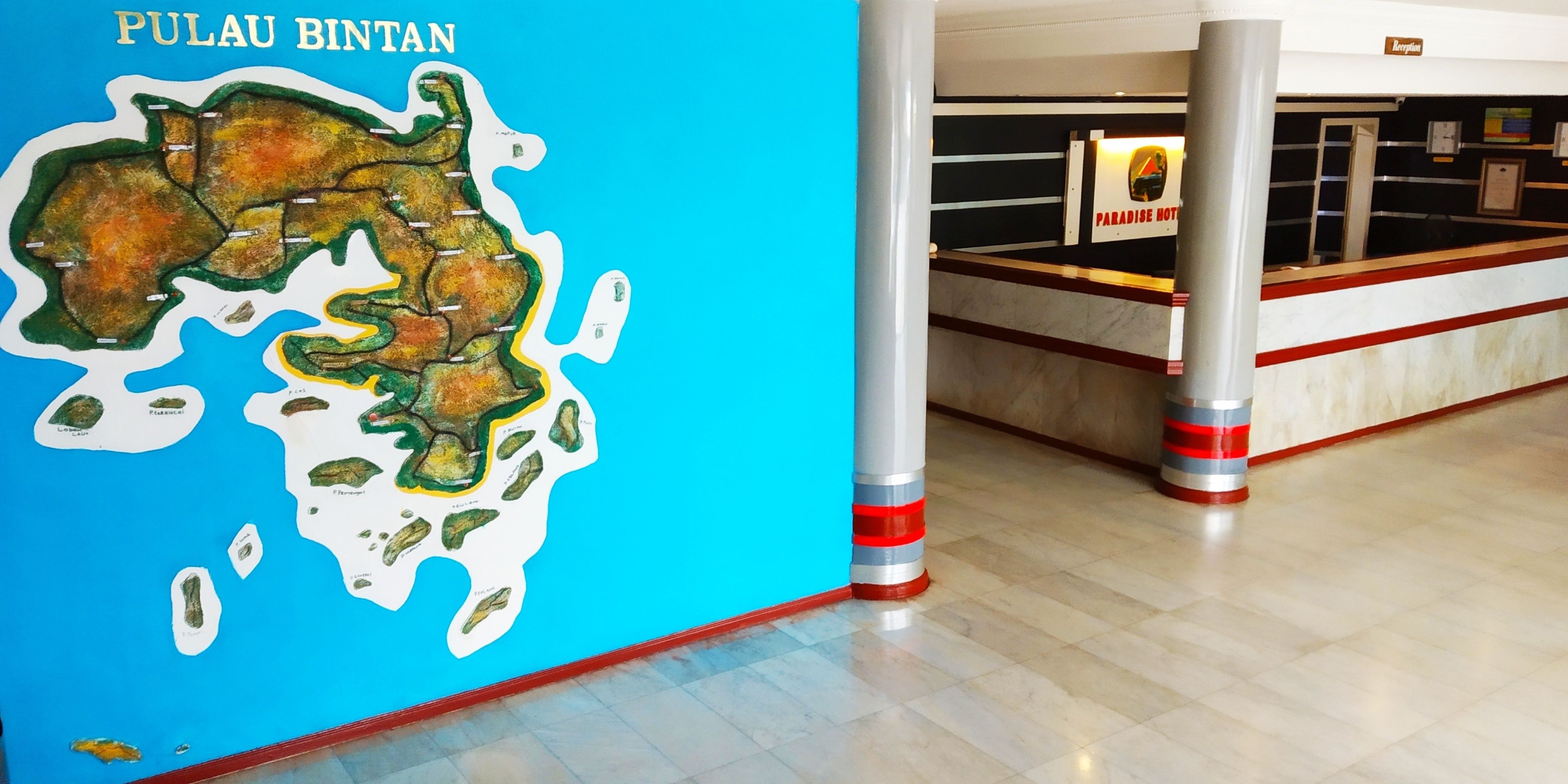 Un mapa de Pulau Bintan con una zona de recepción al fondo.