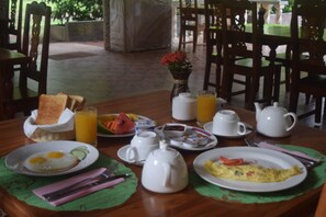 Free daily buffet breakfast - Chalet Bamboo Vert (La Digue)