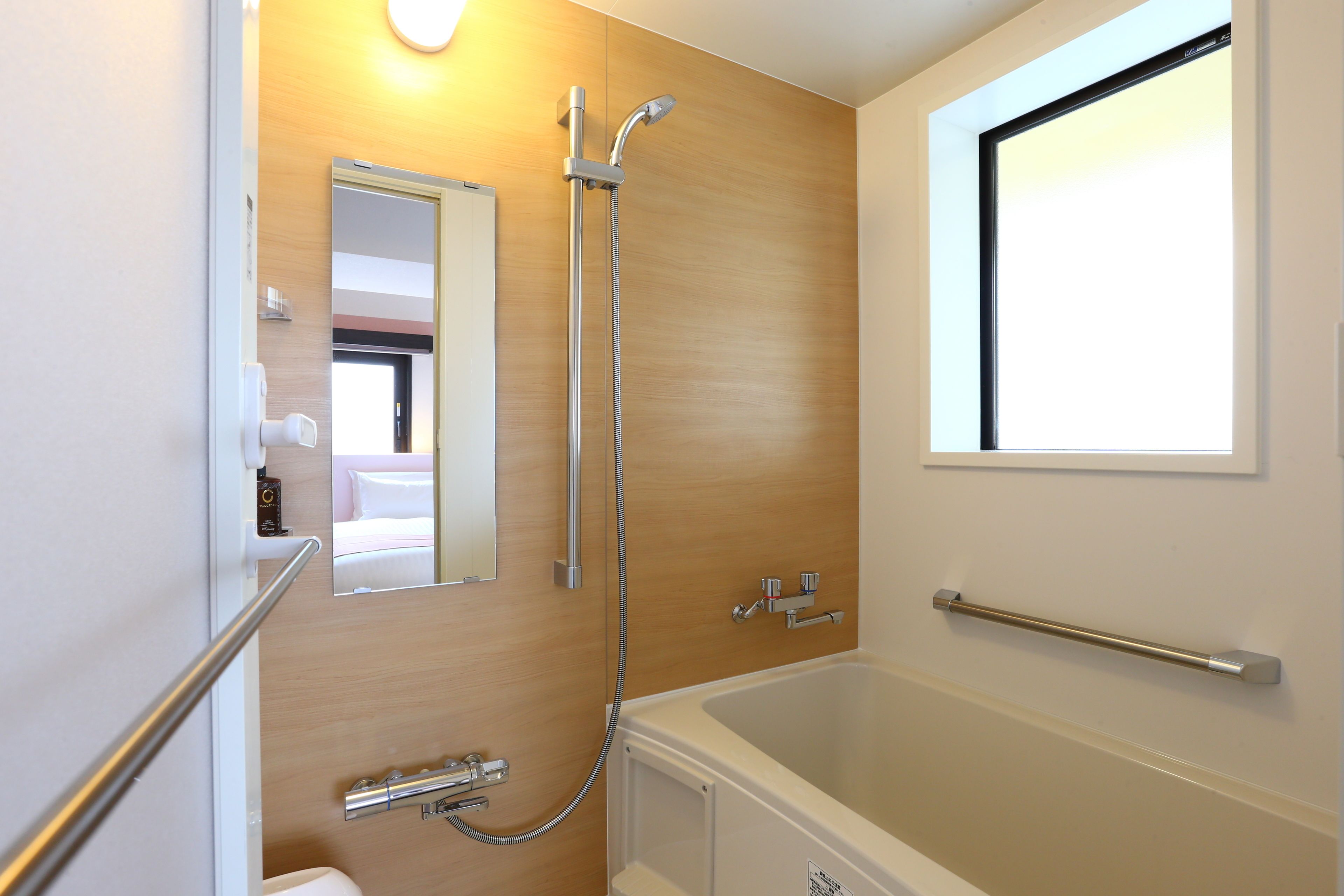 combined shower/bathtub, deep-soaking bathtub, free toiletries