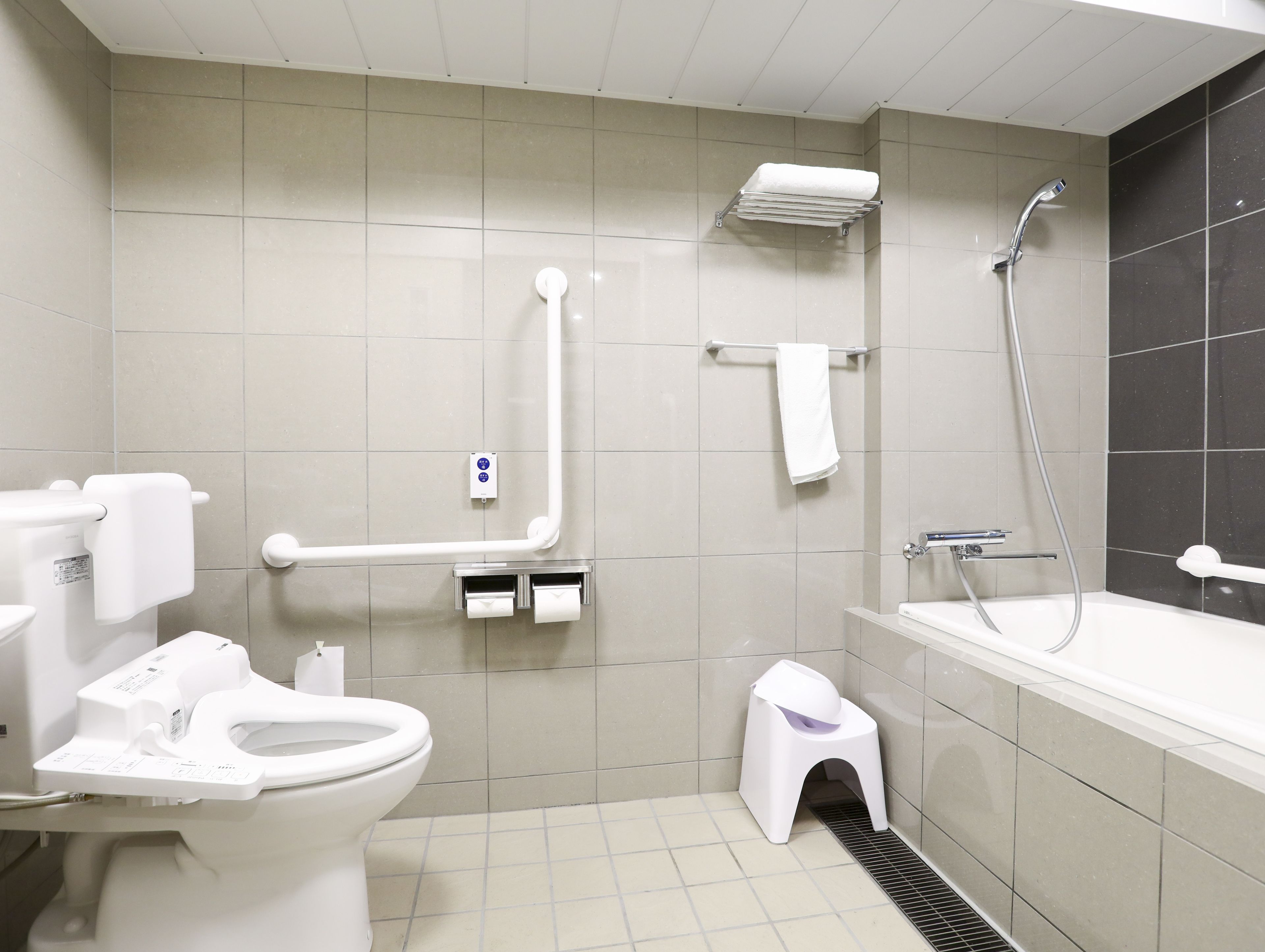 universal room-17sqm 120cm×200cm -non smoking | bathroom | combined shower/bathtub, deep-soaking bathtub, free toiletries