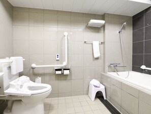 Rum - icke-rökare (Universal room, 17sqm 120cm×200cm) | Badrum | Badkar/dusch, djupt badkar, gratis toalettartiklar och hårtork