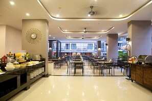 Desayuno buffet (THB 250 por persona)