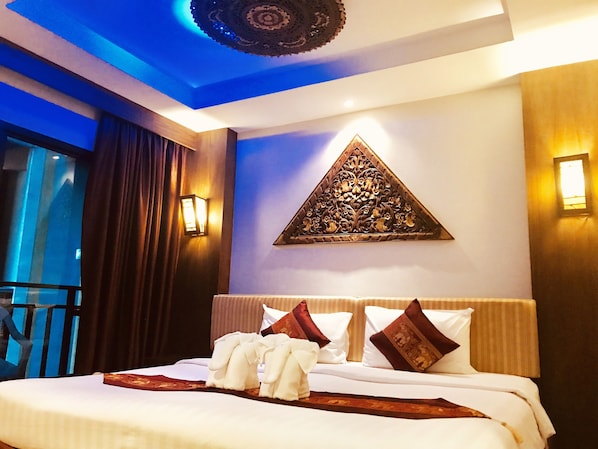 Thai Superior Twin Room | Caja de seguridad en la habitación, escritorio y cortinas blackout