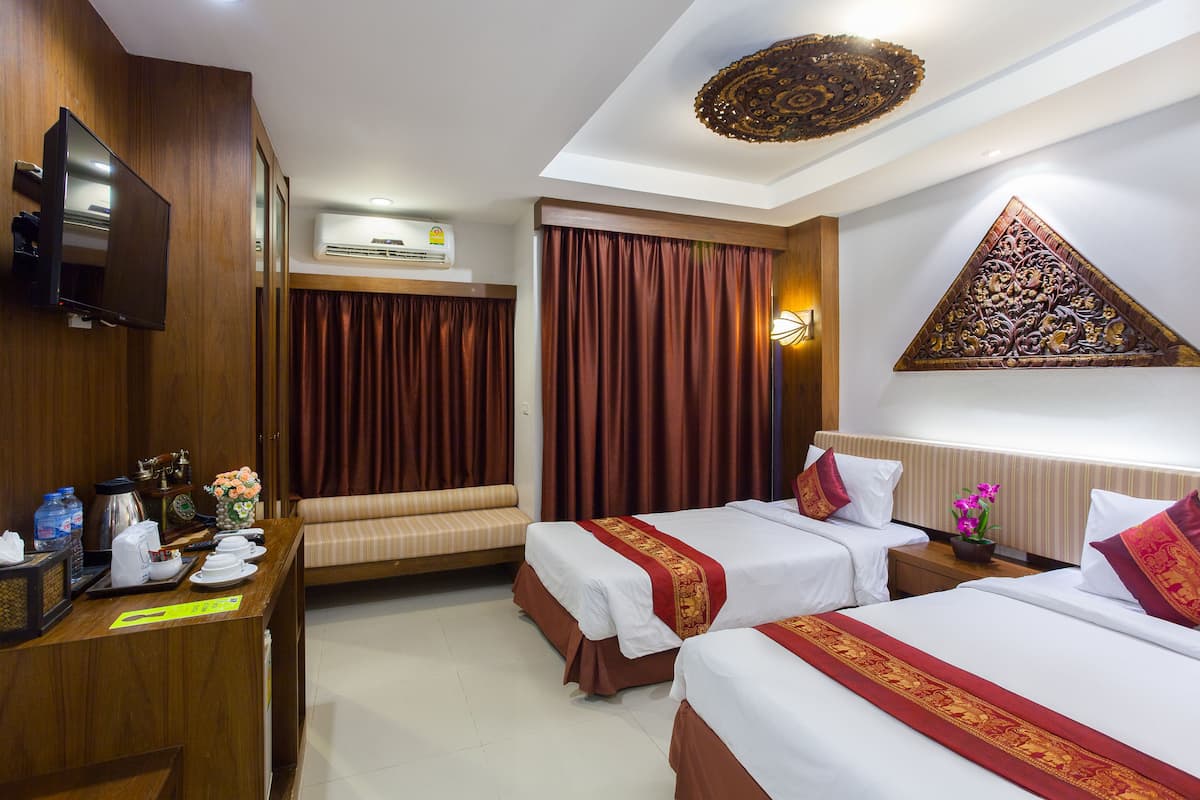 Thai Superior Twin Room | Odada kasa, masa, güneşlik/perde, portatif/ilave yatak