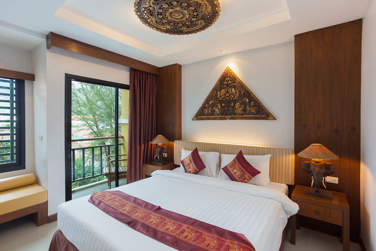 Thai Superior Double Room | Een kluis op de kamer, een bureau, verduisterende gordijnen