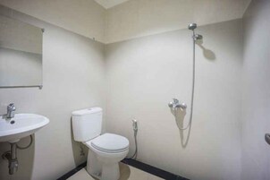 Ducha, artículos de higiene personal gratuitos y toallas