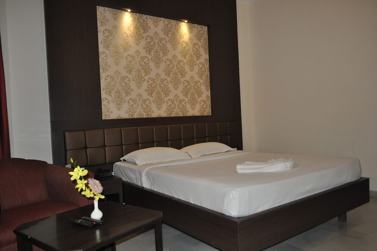Standard Room | 1 bedroom, premium bedding, minibar, rollaway beds