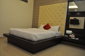 Exclusive Suite | Premium bedding, minibar, rollaway beds - Hotel Plaza inn (Varanasi)