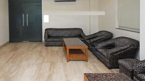 Una sala de estar moderna con un sofá, una mesa de centro y un armario.