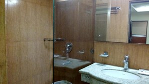 Shower, free toiletries, towels - Merriment Hotel Sec 31 (Noida)