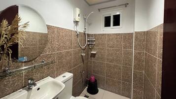 Shower, rainfall showerhead, free toiletries, hair dryer