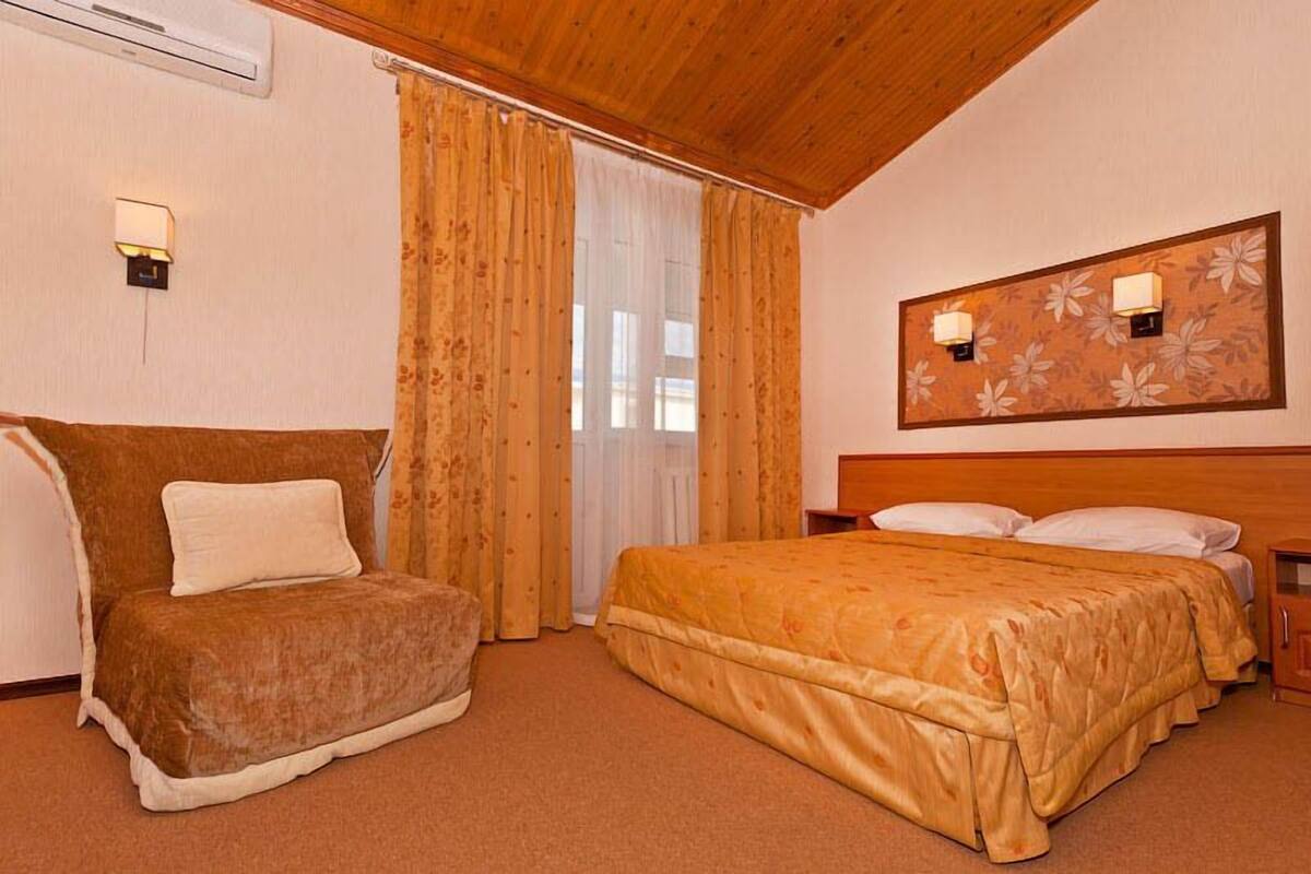 Comfort Double or Twin Room | In-room safe, desk, soundproofing, iron/ironing board