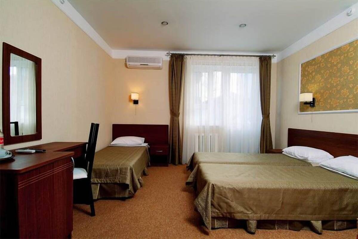 Standard Triple Room | In-room safe, desk, soundproofing, iron/ironing board