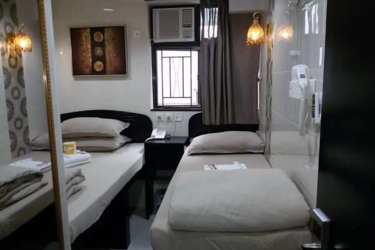 Triple Room, Private Bathroom | Iron/ironing board, free WiFi, bed sheets