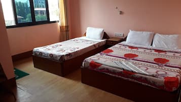 Deluxe-Dreibettzimmer | Schreibtisch, Bügeleisen/Bügelbrett, kostenloses WLAN