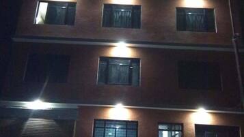 Fachada de la propiedad por la tarde o noche