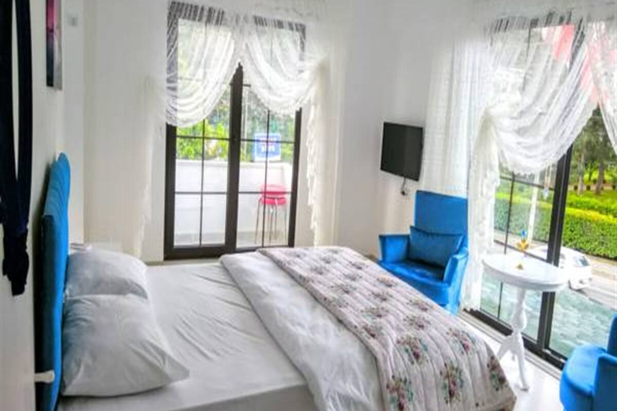 premium bedding, individually decorated, desk, soundproofing