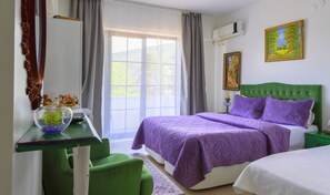A bedroom with a bed, a desk, a chair, a window, and a painting on the wall. - Sahra Butik Hotel (Sapanca)