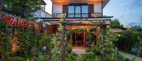 Vista frontal de la propiedad