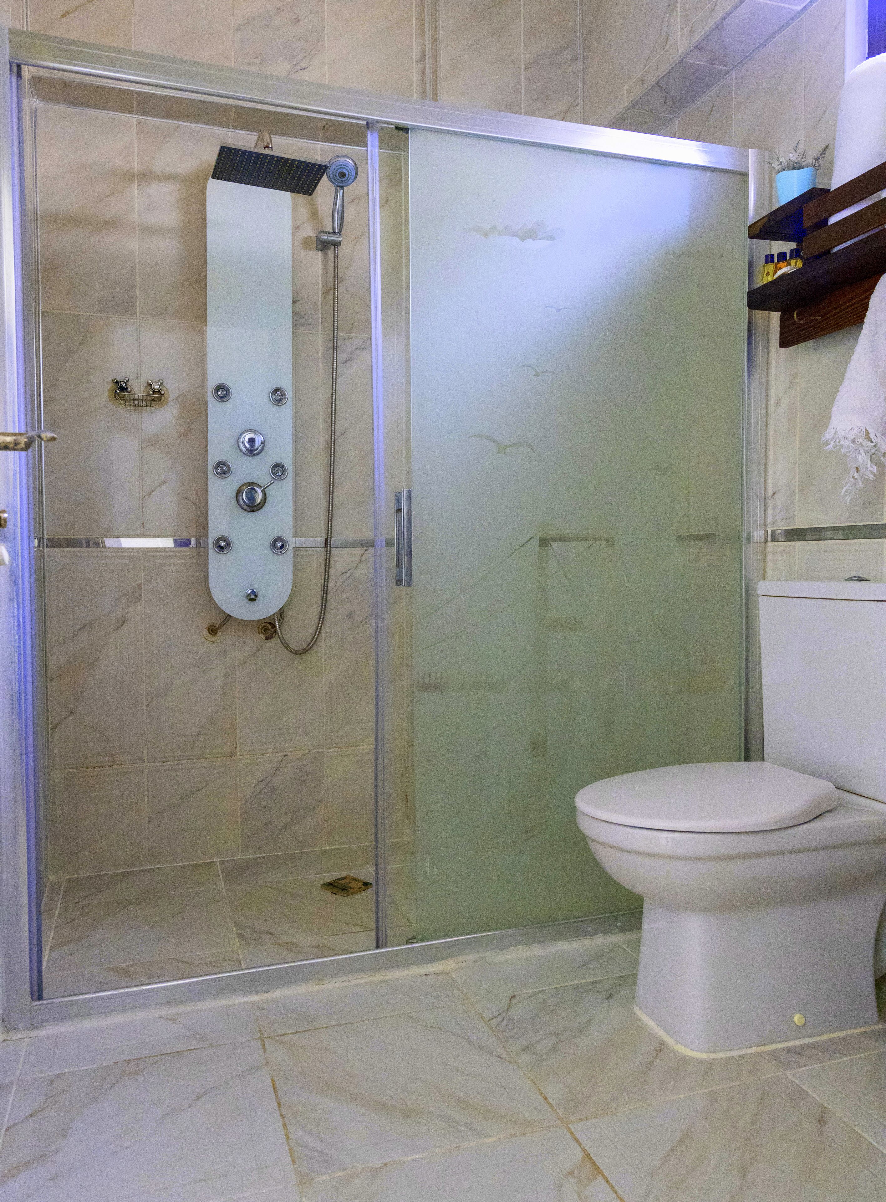 standard double or twin room | bathroom | shower, free toiletries, hair dryer, bathrobes