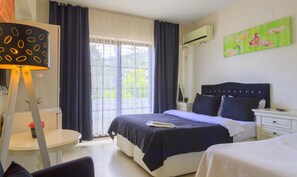 Standard-Doppel- oder -Zweibettzimmer | Hochwertige Bettwaren, individuell dekoriert, Schreibtisch