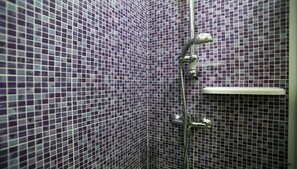 Panoramic Suite, Connecting Rooms, Garden View | Bathroom shower - B&B DonnaLina (Ortelle)