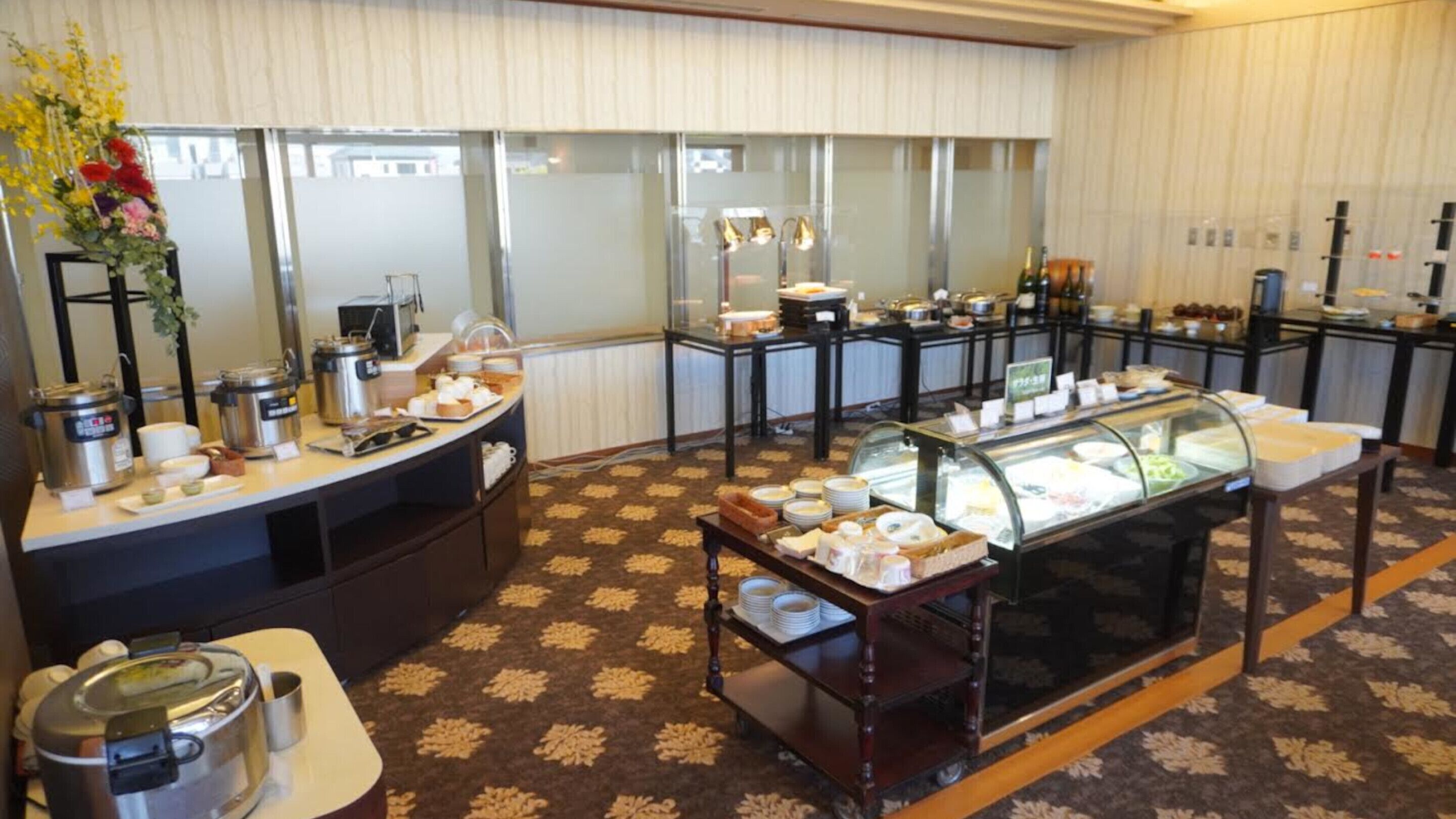 daily buffet breakfast (jpy 1700 per person)
