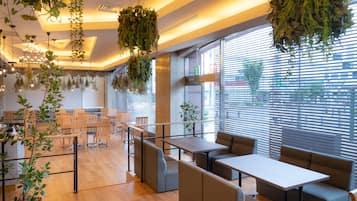2 restaurants, serveren ontbijt, lunch, diner, Franse gerechten