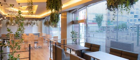 2 restaurants servant le petit déjeuner, spécialités Cuisine française