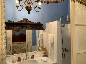 Habitación, patio | Baño | Artículos de higiene personal gratuitos, secador de pelo y zapatillas
