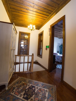 Premium bedding, minibar, in-room safe, individually decorated - Aristonicus Boutique Hotel (Bergama)