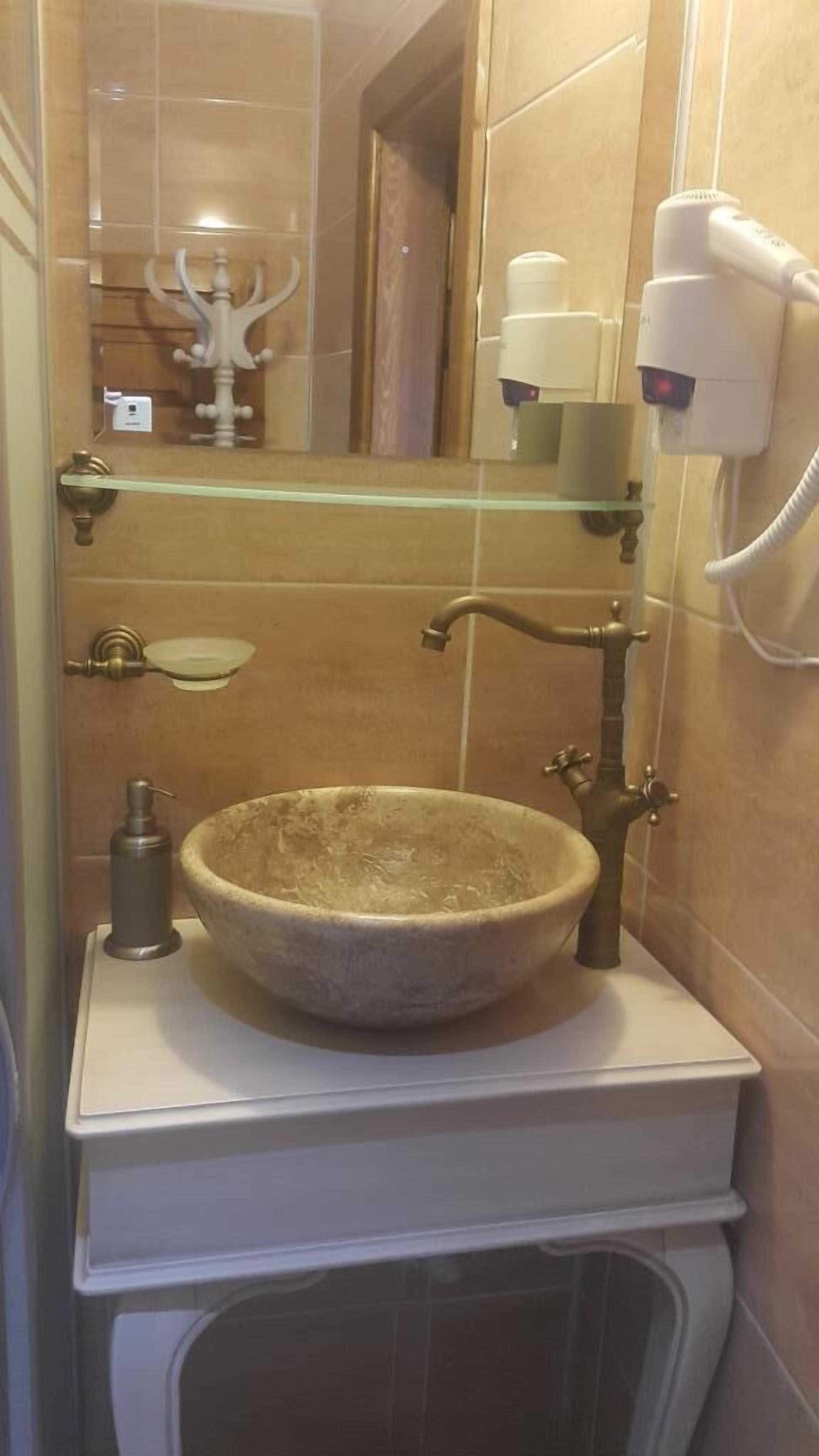 shower, free toiletries, hair dryer, slippers