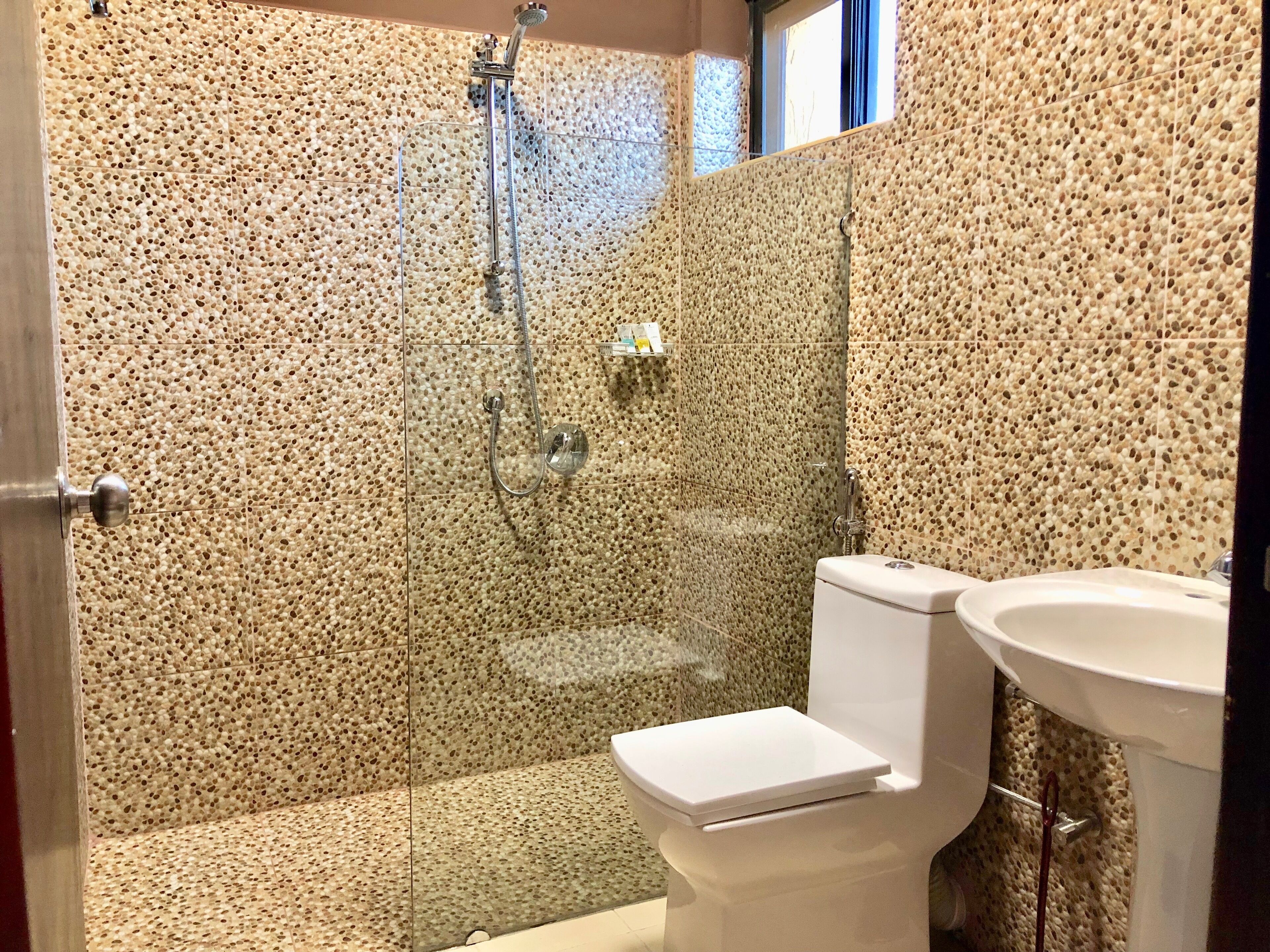 Habitación ejecutiva doble, 1 cama doble | Baño | Ducha, artículos de higiene personal gratuitos, zapatillas y toallas