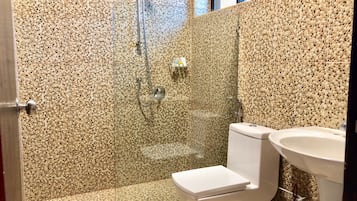 Ducha, artículos de tocador gratuitos, pantuflas, toallas
