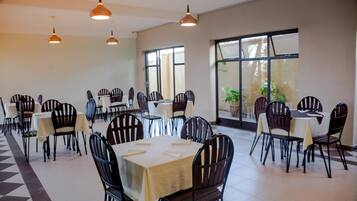 ランチ、ディナーに営業 (郷土料理と各国料理)