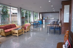 Lobby sitting area - A.P. Court Hotel (Mueang Loei)
