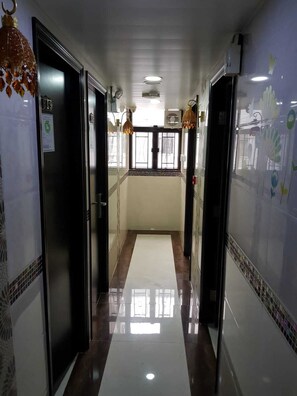 Hallway - Tom's Guest House (Kowloon)