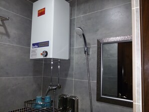 Bathroom shower - Tom's Guest House (Kowloon)